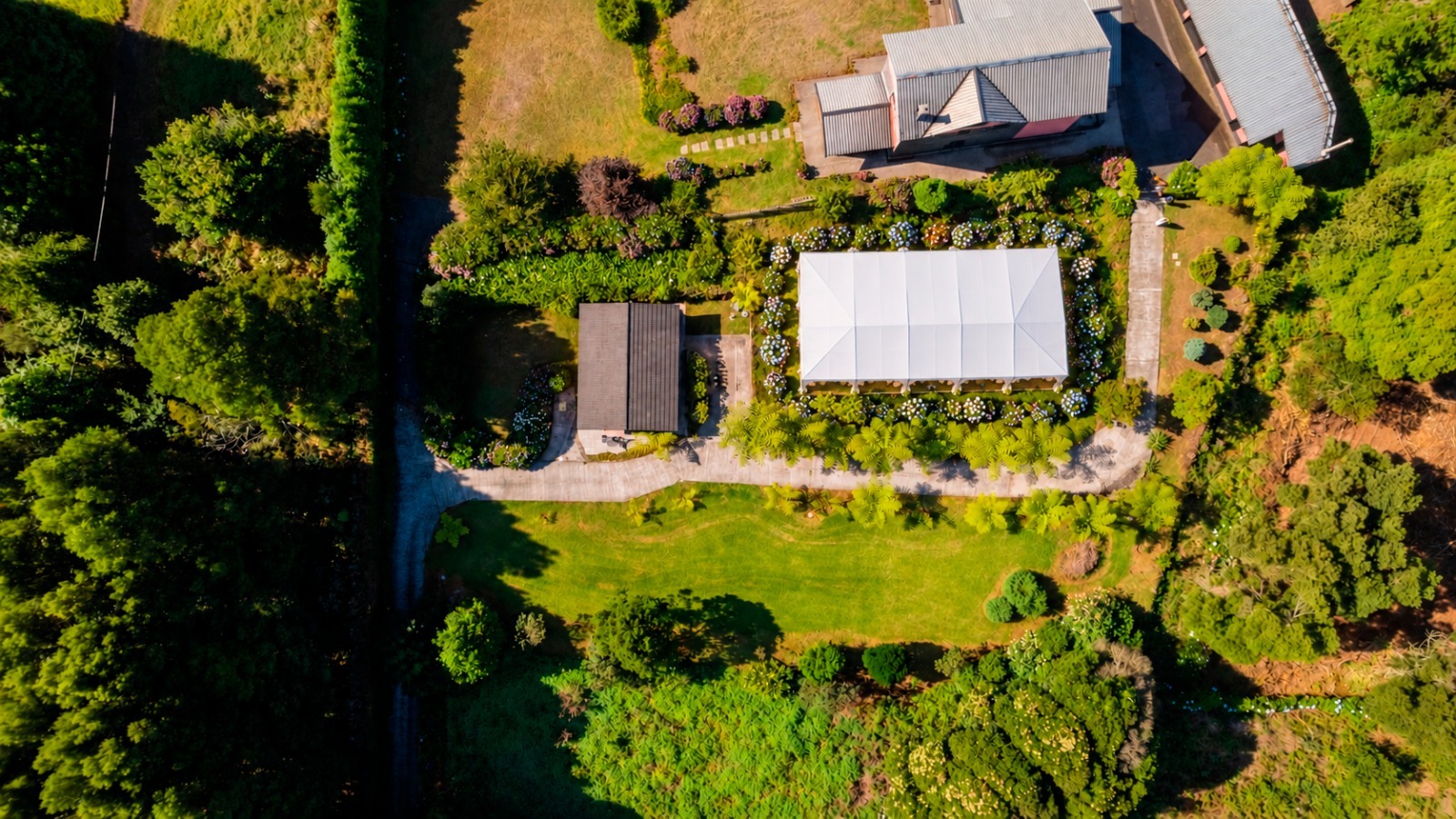 Vista aérea geral do espaço e dos caminhos no jardim